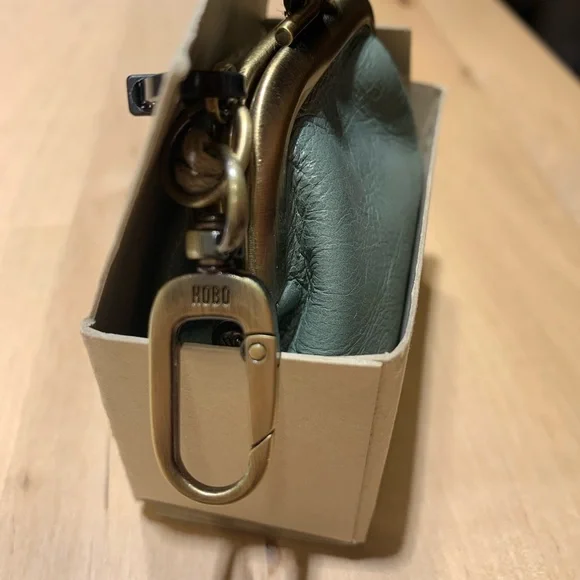 Hobo Intl NWT Leather Kisslock Purse W/ Dog Clip - Picture 5 of 5